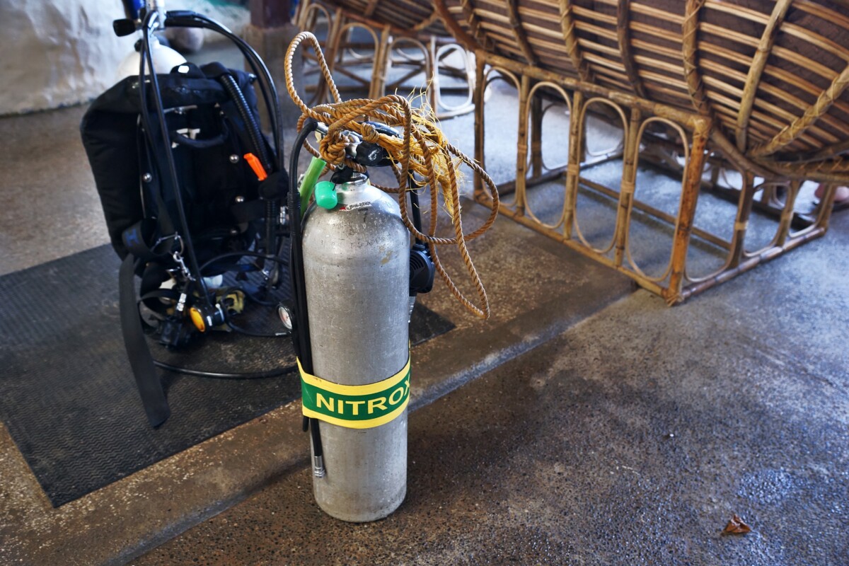 An image showing a scuba diver using Nitrox gas mix for diving, enjoying the nitrox benefits of longer bottom time and reduced nitrogen absorption.